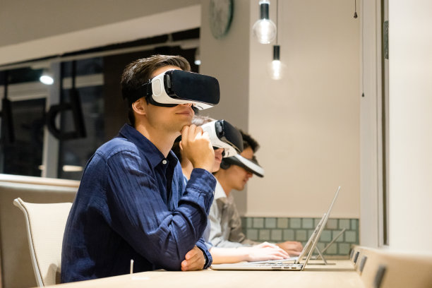 戴着VR眼镜工作的人图片下载