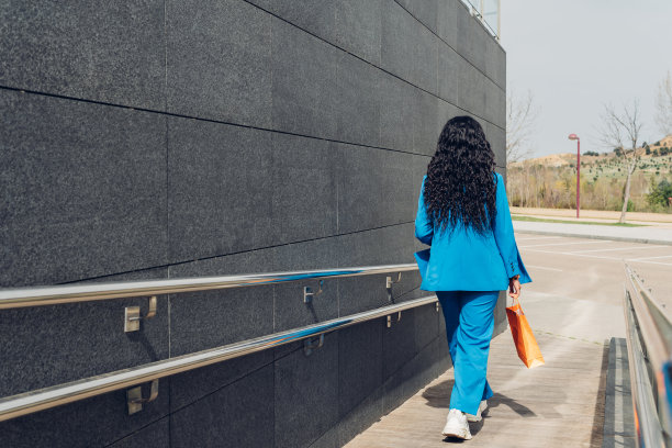 无法辨认的女人沿着墙走图片下载