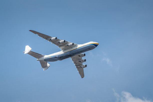 大型六涡轮飞机在空中飞行图片下载