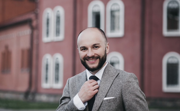 英俊的成功男人，留着胡子图片下载