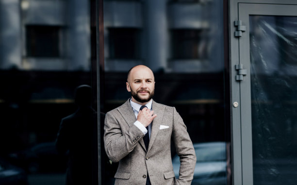 西装革履的成功人士图片下载