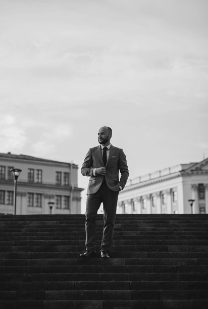 商人站在台阶上图片下载