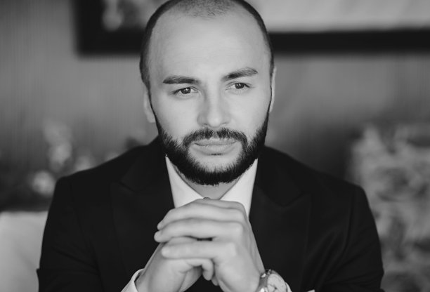 一个深思熟虑的商人的肖像图片下载