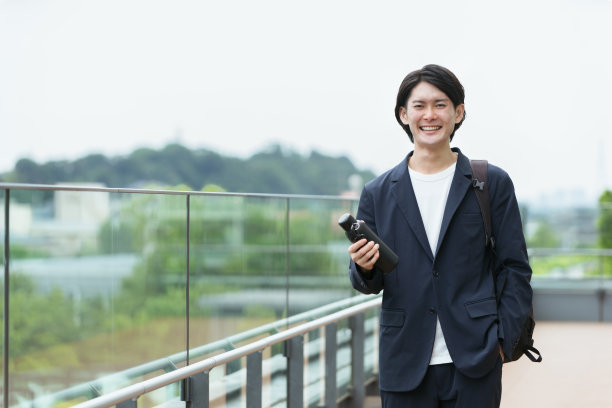 年轻人拿着我的瓶子上班(上学)图片下载