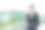 年轻人拿着我的瓶子上班(上学)图片下载