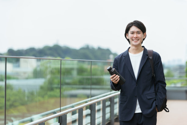 年轻人拿着我的瓶子上班(上学)图片下载