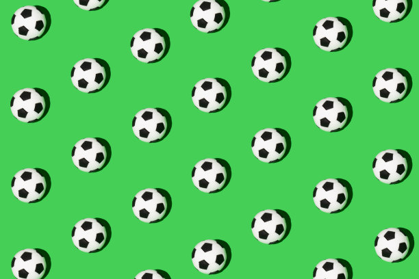 无缝图案做成的足球，足球隔离在绿色背景上。等距视图。体育的概念。图片下载