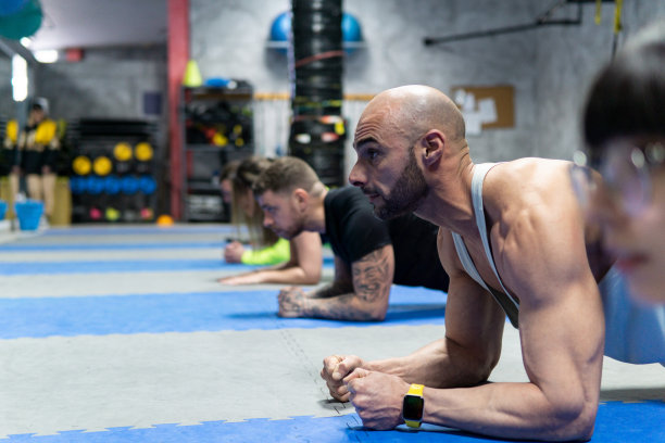 一群朋友在健身房做伸展运动。健康的生活方式，锻炼理念图片下载