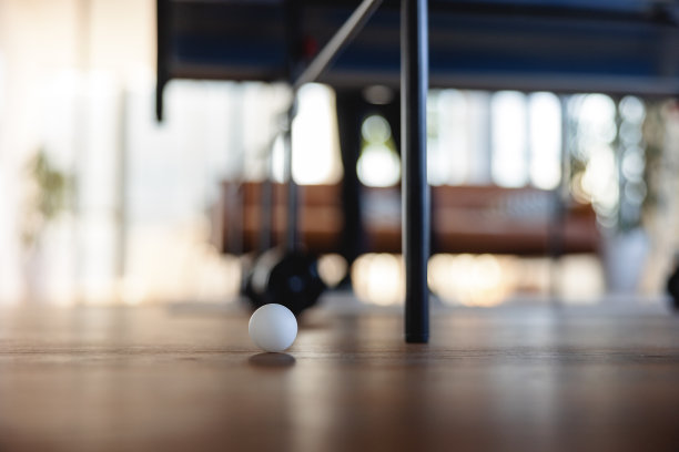 球从乒乓球桌上掉下来图片下载