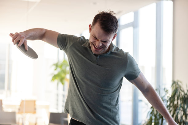 一名白人男子输了一场乒乓球比赛后很生气图片下载