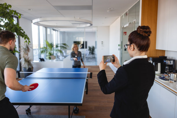 一个女人在比赛时给她的同事录音图片下载