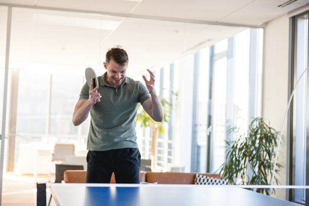 商人在比赛中丢了一分后很生气图片下载