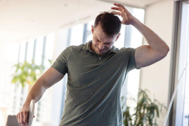 一名白人男子输了一场乒乓球比赛后很生气图片下载