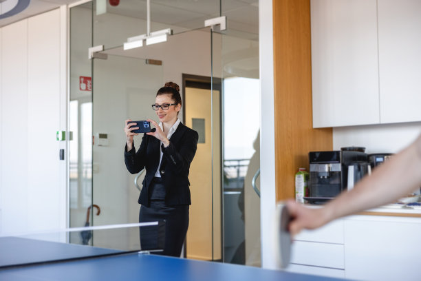 一个女人在比赛时给她的同事录音图片下载