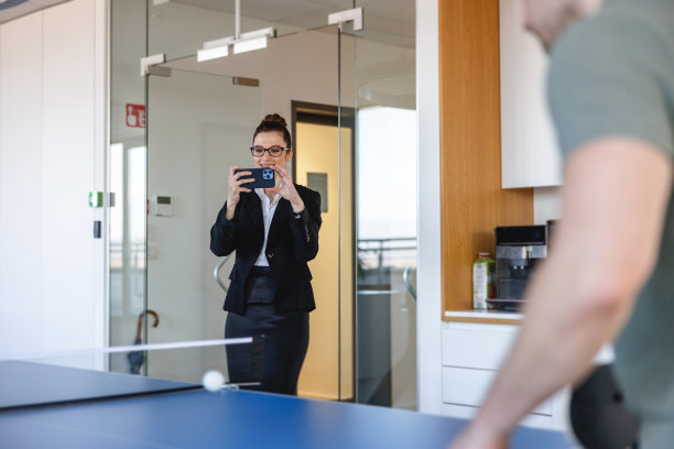 一个女人在比赛时给她的同事录音图片下载