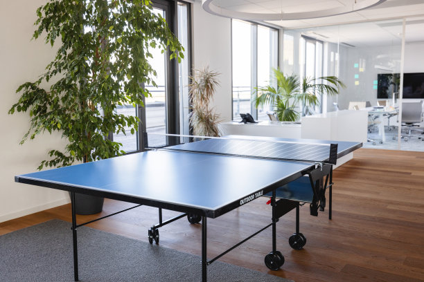 乒乓球桌在办公室图片下载