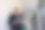 成熟的金发女人看着她的平板电脑。工作中的女商人。低角度查看器图片下载
