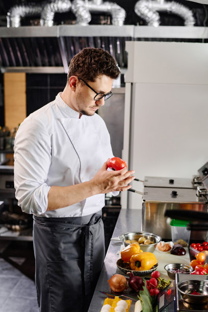 厨师正在准备做饭的材料图片下载