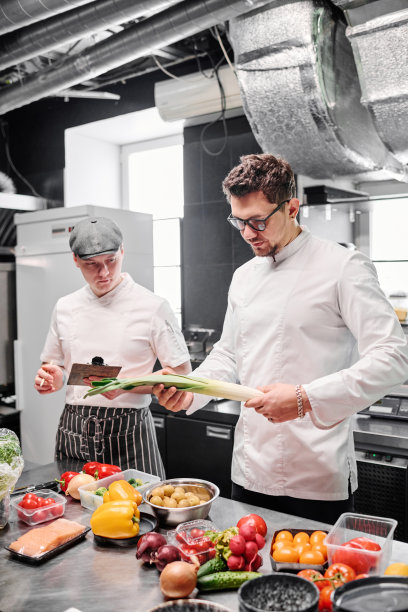 厨师在烹饪前检查送来的蔬菜图片下载