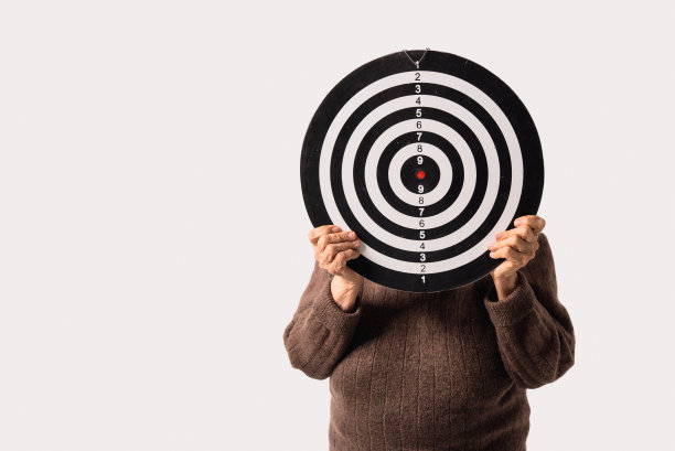 面对一个老太太水平的目标。老年人的社会观念问题。老年人和退休年龄人群的脆弱性概念。带有复制空间的背景。图片下载