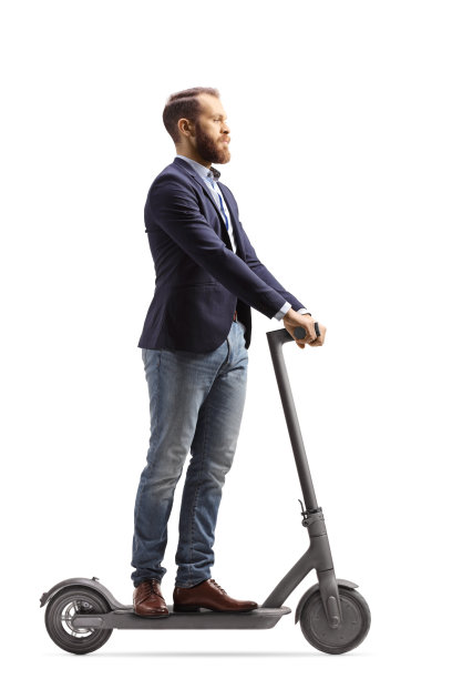 一个穿着西装和牛仔裤的男人骑着电动摩托车的完整的侧面照片图片下载