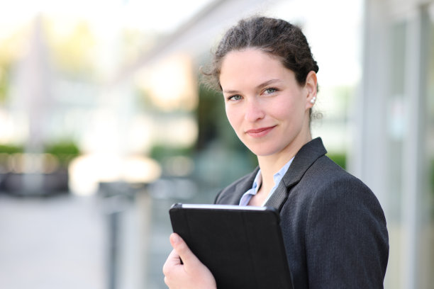 自信的女商人在街上摆姿势看着你图片下载