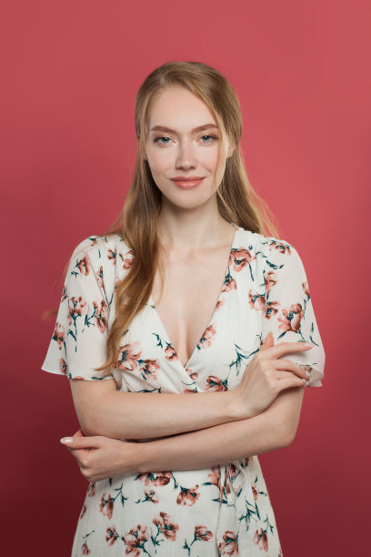 美丽的女人摆红色，肖像图片下载