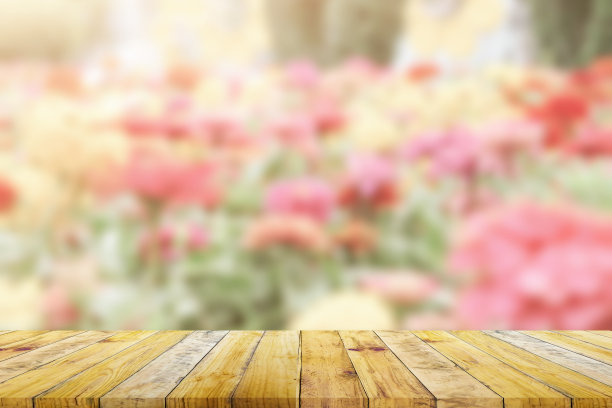 货架的棕色木板板与模糊的绿色自然背景。旧的复古风格。图片下载