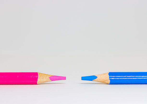 粉色和蓝色铅笔对白色背景图片下载