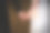 新婚夫妇手拿结婚戒指，穿着结婚礼服和西装。新婚夫妇戴着戒指的特写。图片下载