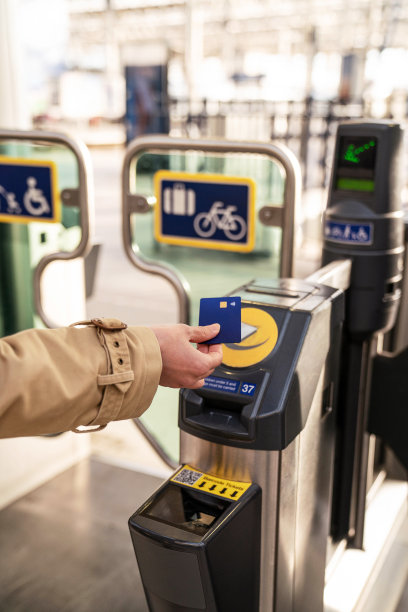 女子刷卡通过检票口图片下载