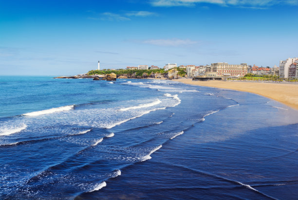 比亚里茨海岸与海滩与灯塔图片下载