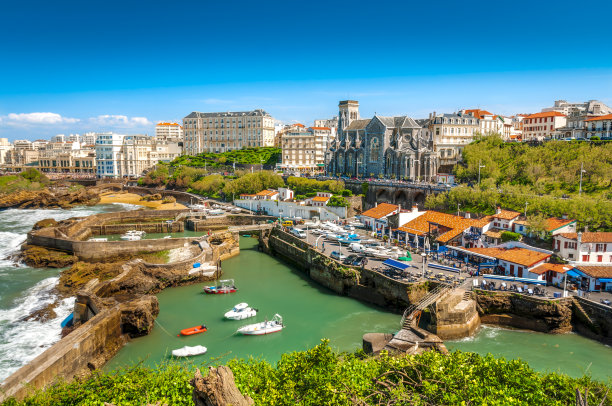 比亚里茨城市景观，港口和教堂图片下载