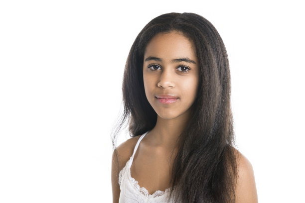 美丽的黑人青少年在工作室白色背景摆姿势图片下载