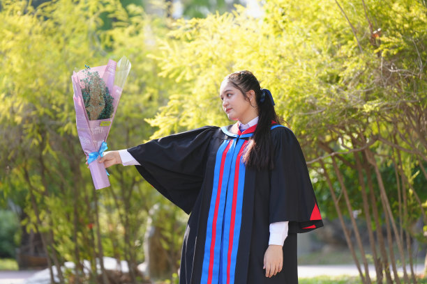 毕业日的学生组高中和毕业典礼图片下载