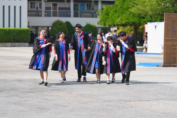毕业日的学生组高中和毕业典礼图片下载