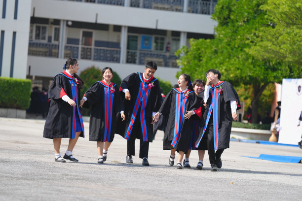 毕业日的学生组高中和毕业典礼图片下载