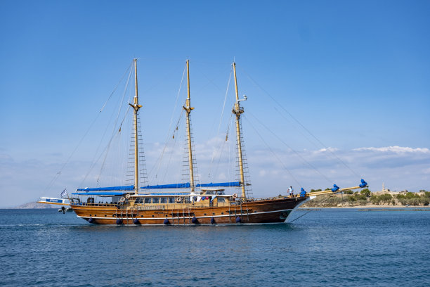 乘着木制游艇航行暑假图片下载