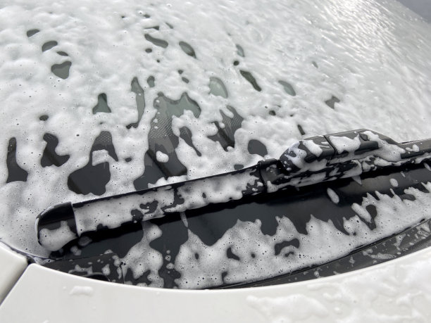 洗车，带肥皂sud的挡风玻璃雨刷图片下载