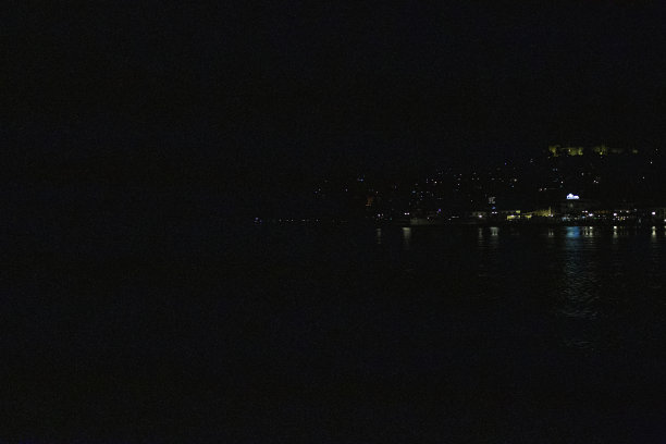 湖的夜景。图片下载