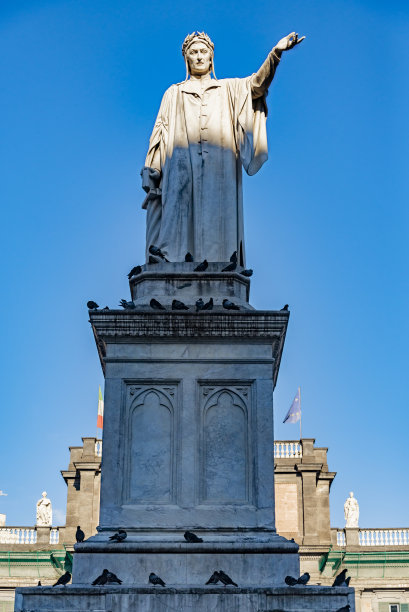 但丁广场的但丁·阿利吉耶里雕像，那不勒斯，意大利。图片下载