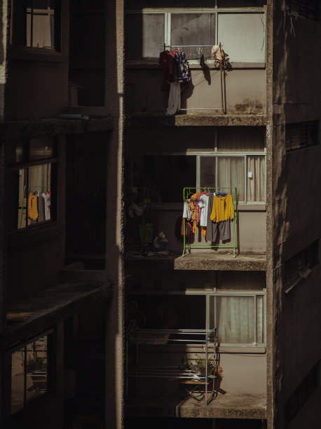 旧公寓有熨烫的衣架，用来挂晾晒房间窗外洗过的衣服。图片下载