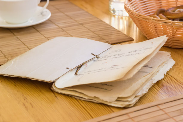 开纸菜单模糊文本古色古香的咖啡馆图片下载