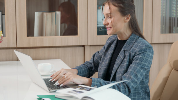 快乐兴奋的女商人工作与笔记本电脑和感到欣快赢得网上彩票图片下载