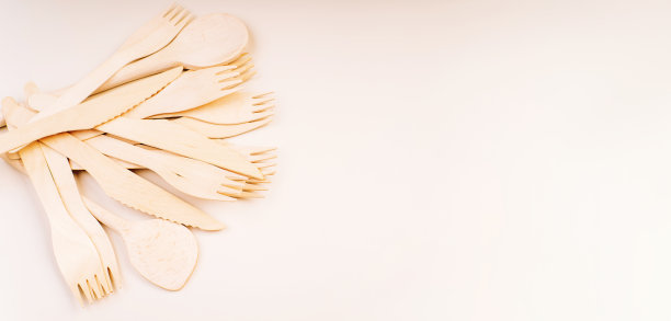 环保木制餐具。塑料自由概念。一次性木制餐具。环保的概念。环保一次性厨具，木制叉子，木制勺子，零浪费。副本的空间。图片下载