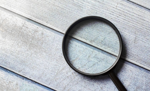 正上方拍摄的放大镜在桌子上图片下载