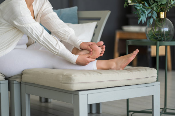 居家场景中肌肤光滑的女性美足，足部护理与自我按摩图片下载