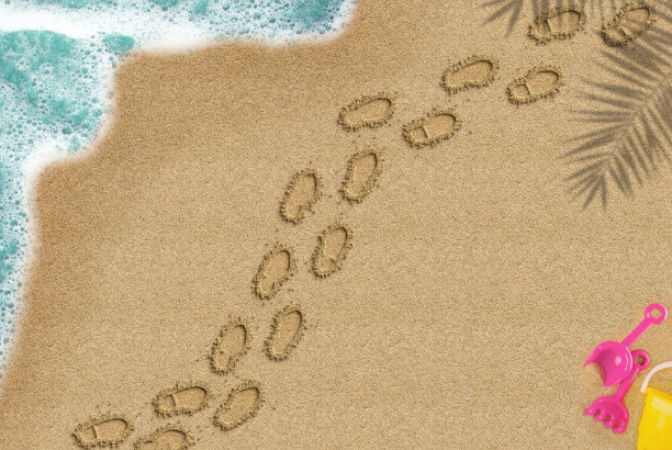 在沙滩上的足迹，在沙滩上行走的概念，棕榈阴影和海浪和玩具组成，沙滩的顶部视图，夏季旅行的想法图片下载
