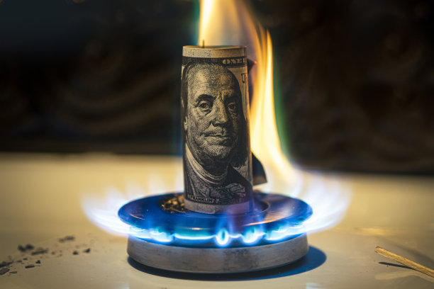 汽油价格上涨。美国经济问题的概念。美元在煤气炉上燃烧。天然气的销售。昂贵的天然气供应图片下载