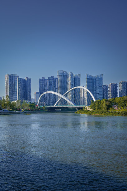 成都大桥和金融城在一个阳光明媚的日子图片下载